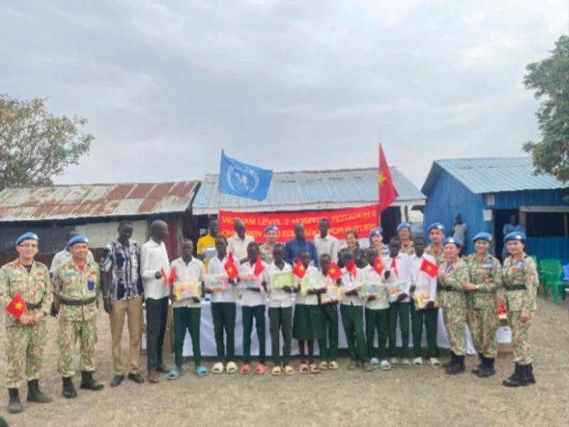 El grupo de trabajo del Hospital de Campaña de segundo nivel número 6 de Vietnam entrega obsequios a alumnos de la Escuela Primaria Banpa, Sudán del Sur. 