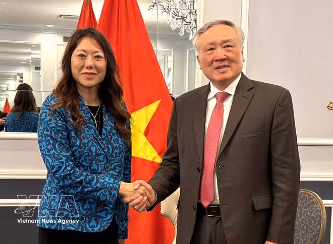 El viceprimer ministro permanente de Vietnam, Nguyen Hoa Binh. y la secretaria del Tesoro del estado de California, Fiona Ma. (Fuente: VNA)