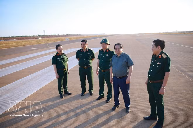 El primer ministro Pham Minh Chinh inspecciona la pista de despegue y aterrizaje del Aeropuerto Internacional de Long Thanh (Dong Nai). Foto: VNA