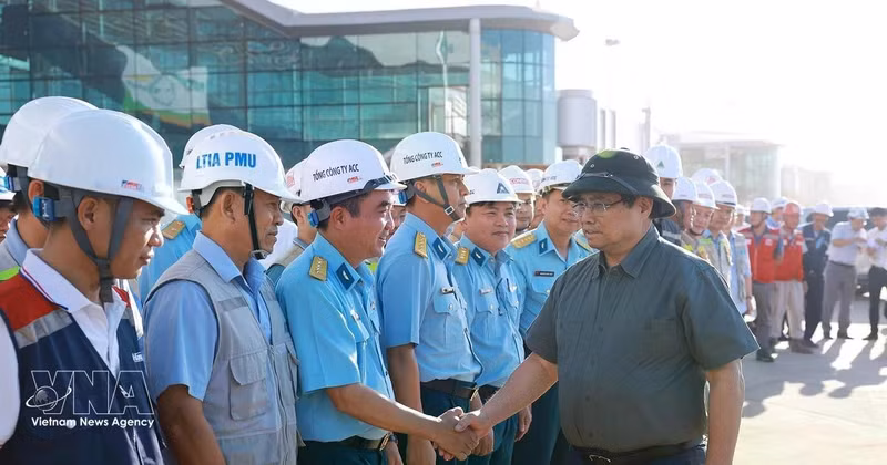 El primer ministro Pham Minh Chinh insta y anima a las fuerzas de construcción del proyecto del Aeropuerto Internacional de Long Thanh (Dong Nai). Foto: VNA