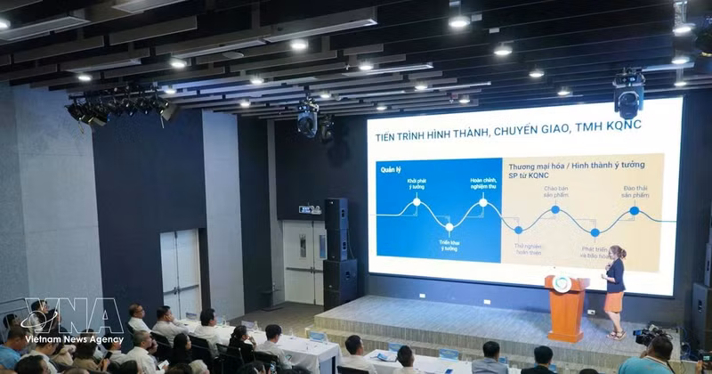 El Departamento de Ciencia y Tecnología de Ciudad Ho Chi Minh organizó la conferencia para implementar el proyecto “Piloto de políticas para impulsar la comercialización y acelerar la transferencia de resultados de investigación y activos de propiedad intelectual generados con el presupuesto estatal hacia la producción y los negocios”. (Fuente: VNA)