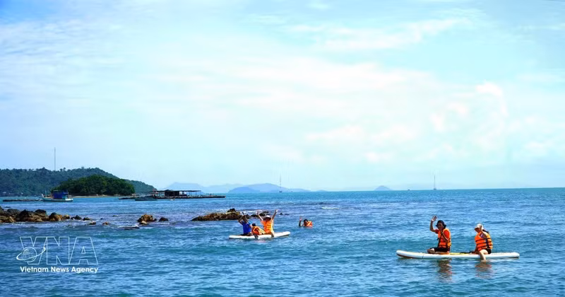 Los turistas en la zona costera del archipiélago Hai Tac. (Fuente: VNA)
