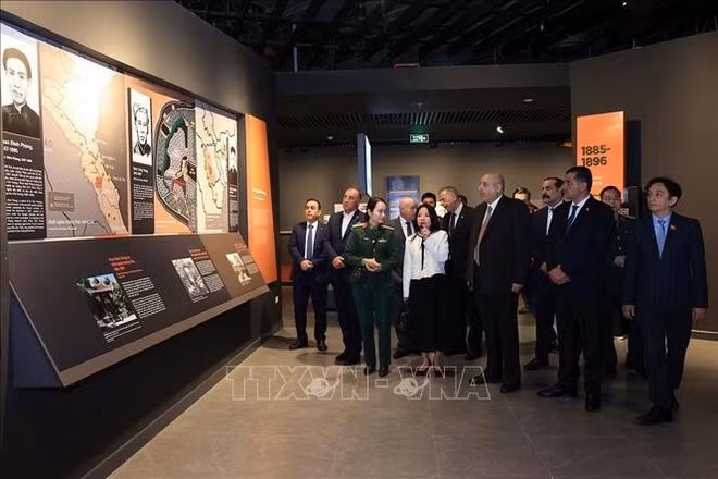 El presidente de la Cámara de Representantes de Jordania, Mazen Turki El Qadi, y delegados en el Museo de Historia Militar de Vietnam. (Fuente: VNA)