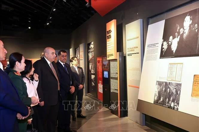 El presidente de la Cámara de Representantes de Jordania, Mazen Turki El Qadi, y delegados en el Museo de Historia Militar de Vietnam. (Fuente: VNA)