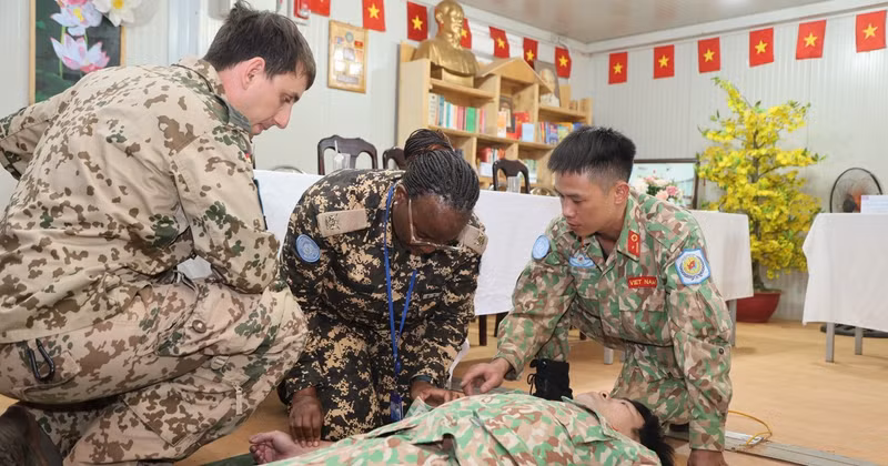 El curso dedica una parte importante del tiempo a ejercicios prácticos, simulaciones de situaciones y manejo de casos reales, ayudando a los participantes a mejorar su capacidad de coordinación, reacción y aplicación de conocimientos en el entorno particular de trabajo de la Misión de Mantenimiento de la Paz de las Naciones Unidas en Sudán del Sur. (Foto: Tien Phuc)