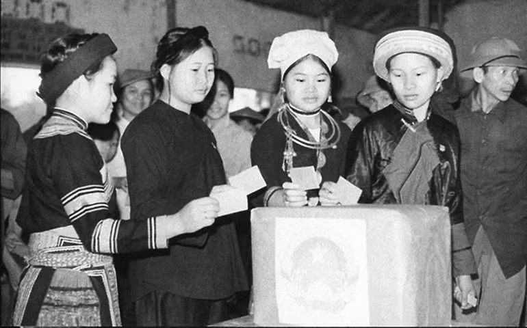 Pueblos de las minorías étnicas de la región de Viet Bac participan como votantes en las elecciones de la quinta Legislatura, abril de 1975.