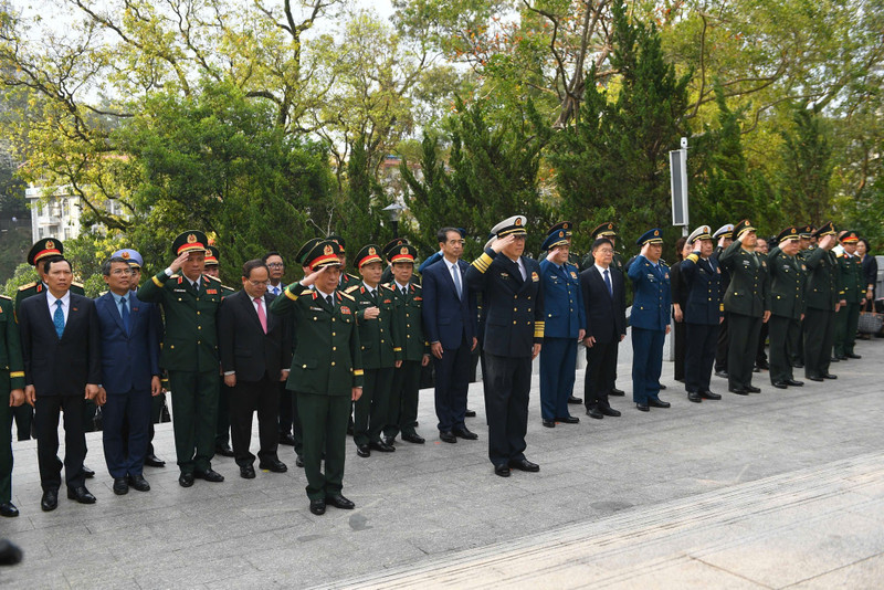 Los oficiales rinden homenaje en el monumento dedicado a los mártires revolucionarios de los dos pueblos que se ubica en el Parque de Amistad China-Vietnam en Dongxing.