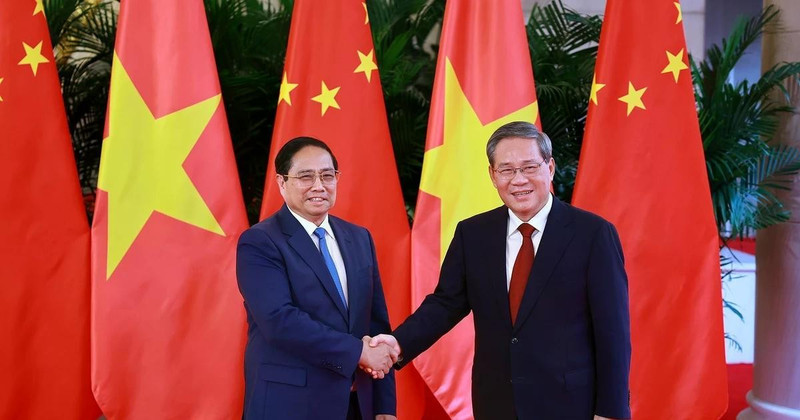 El primer ministro vietnamita, Pham Minh Chinh, y su homólogo chino, Li Qiang. (Fuente: VNA) 