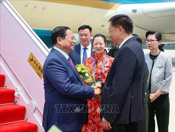 El primer ministro vietnamita, Pham Minh Chinh, llega a Tianjin para su participación en la XVI Reunión Anual de los Nuevos Campeones del Foro Económico Mundial y su visita de trabajo a China (Foto: VNA) 
