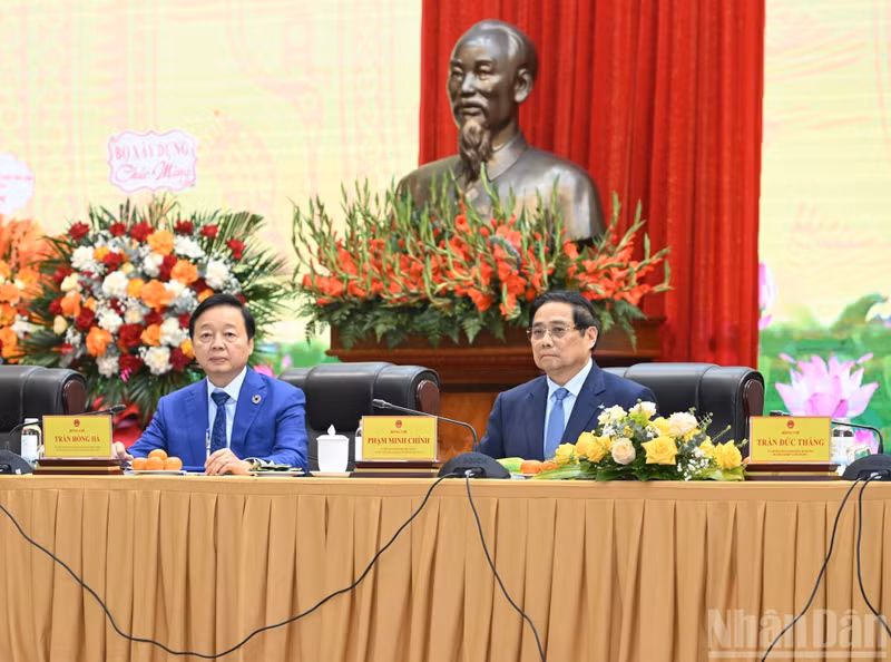El premier Pham Minh Chinh asiste a la conferencia.