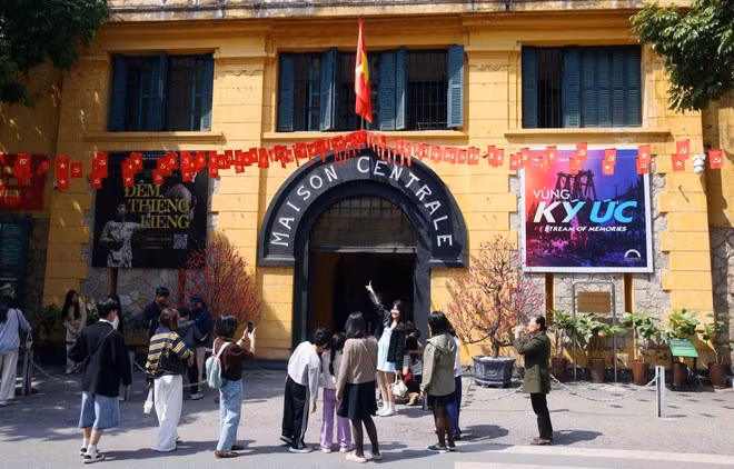 Los sitios históricos atraen a jóvenes que vienen a visitarlos y aprender durante la festividad del Tet. Foto: VNA