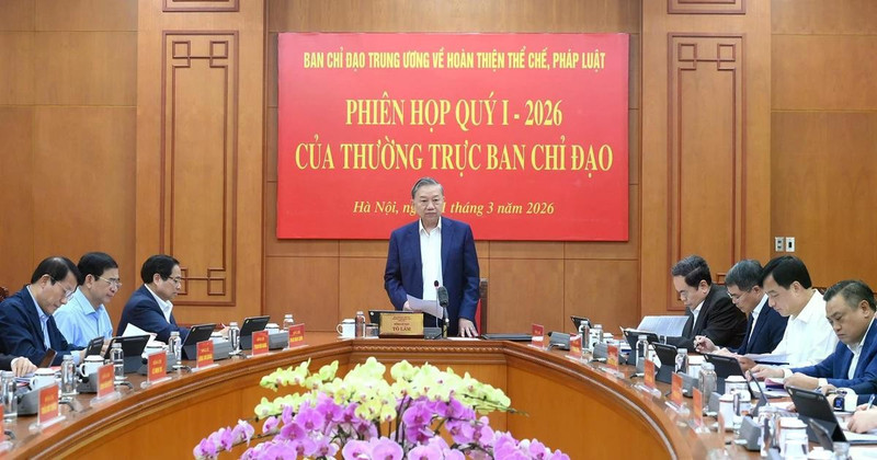 El secretario general del Partido Comunista de Vietnam, To Lam, preside la reunión del primer trimestre de la junta permanente del Comité Directivo para el perfeccionamiento de las instituciones y el sistema jurídico.