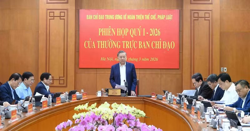 El secretario general del Partido Comunista de Vietnam, To Lam, preside la reunión del primer trimestre de la junta permanente del Comité Directivo para el perfeccionamiento de las instituciones y el sistema jurídico.
