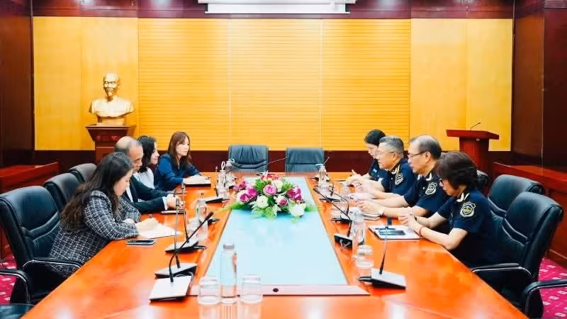 Directivos del Departamento General de Aduanas de Vietnam se reúnen con una delegación de FedEx para impulsar la cooperación en el ámbito de la Aduana Digital.