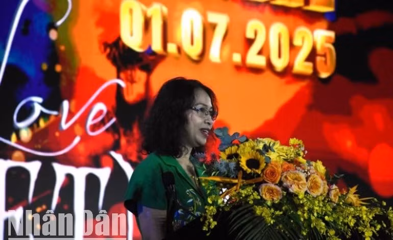 La Artista de Mérito Nguyen Thi Hoi An, subdirectora del Servicio de Cultura, Deportes y Turismo de Da Nang, habla en la cita.