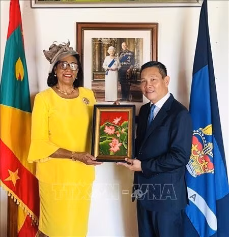 El embajador de Vietnam en Venezuela, concurrente en Granada, Vu Trung My, entrega un recuerdo a la gobernadora general de Granada, Cecile La Grenade. (Foto cortersía de la Embajada vietnamita en Venezuela)