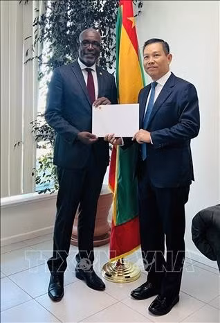 El embajador de Vietnam en Venezuela, concurrente en Granada, Vu Trung My, entrega una copia de sus cartas credenciales al ministro de Relaciones Exteriores, Comercio Internacional y Desarrollo de las Exportaciones de Granada, Joseph Andall. (Fuente:Embajada)
