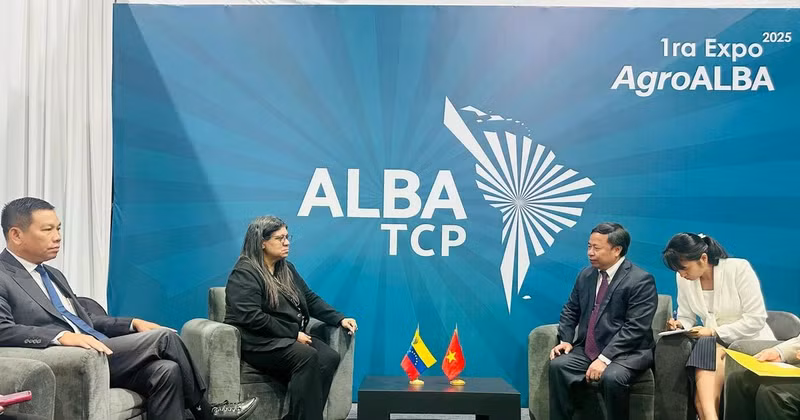 Panorama de la reunión entre la viceministra de Relaciones Exteriores de Venezuela, Tatiana Pugh Moreno, y Nguyen Hong Son, director del Instituto de Ciencias Agrícolas de Vietnam. (Fuente: VNA)