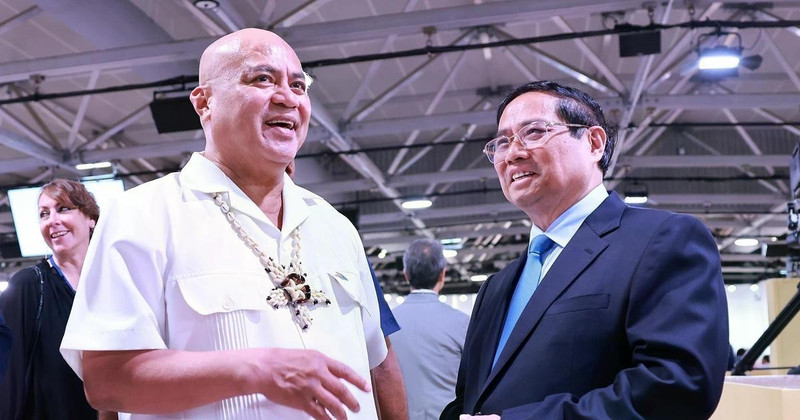 El primer ministro de Vietnam, Pham Minh Chinh (derecha) y su homólogo de Tuvalu, Feleti Penitala Teo (Fuente: VNA)