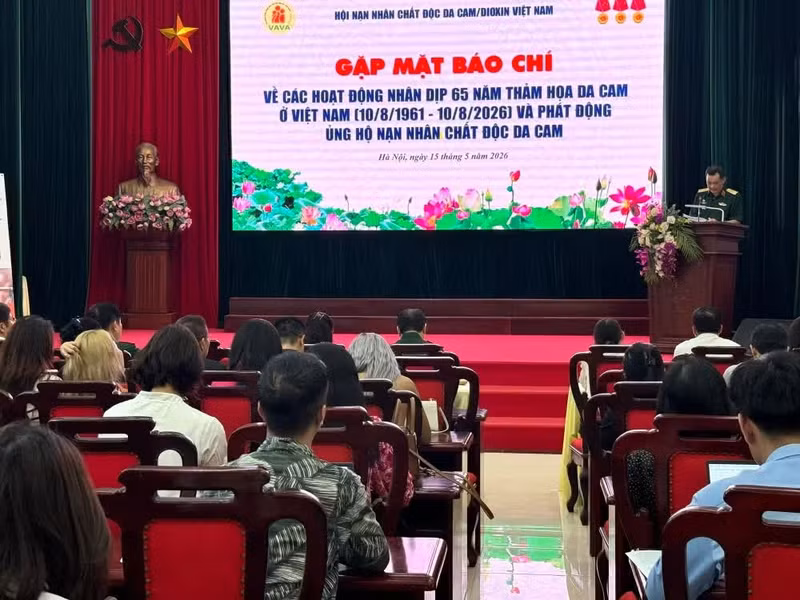 Autoridades vietnamitas ofrecen información a la prensa sobre las actividades conmemorativas por el 65 aniversario de la catástrofe del Agente Naranja en Vietnam. (Foto: baochinhphu.vn)