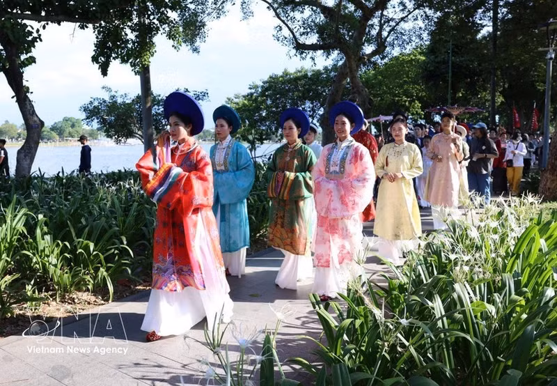 Las actividades turísticas de Hue atraen a un gran número de visitantes. (Foto: VNA)