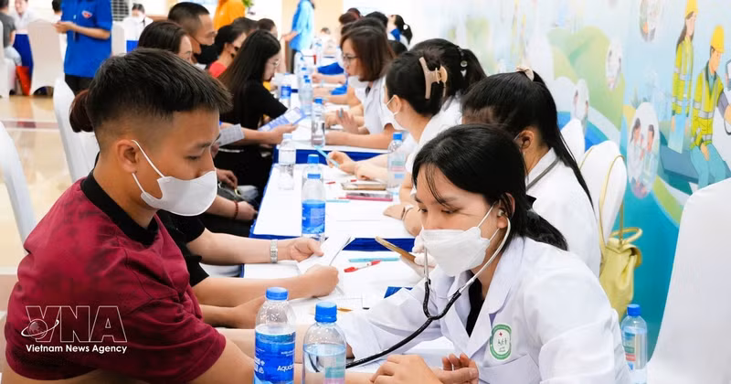 Chequeos médicos para trabajadores. (Foto: VNA)