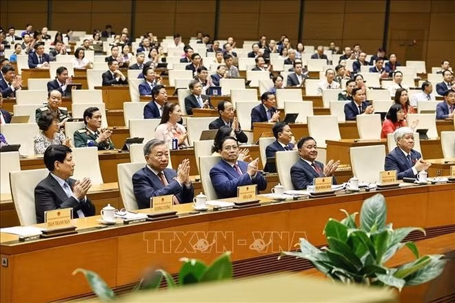 El secretario general del Partido Comunista de Vietnam, To Lam, y otros líderes del Partido y el Estado asisten a la ceremonia de clausura del noveno periodo de sesiones de la XV Legislatura (Foto: VNA)