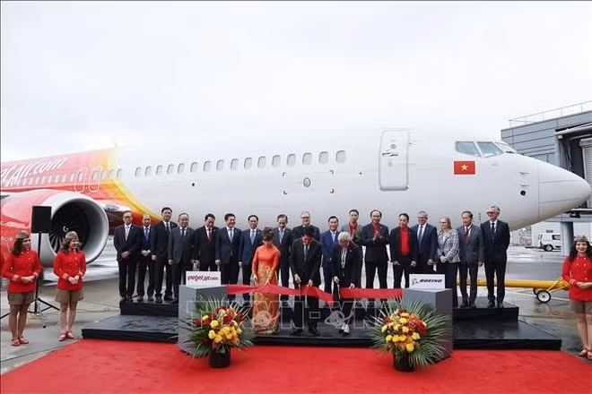 El presidente de Vietnam, Luong Cuong, presencia la firma del acuerdo de entrega del primer Boeing 737 -8 entre Boeing Corporation y Vietjet Air. (Fuente: VNA)