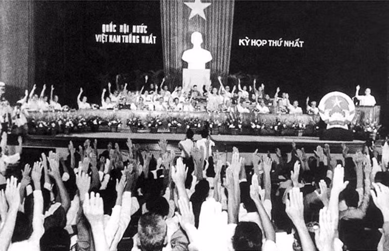 La Asamblea Nacional aprueba la bandera, el escudo y el himno nacionales en la primera sesión de la Asamblea Nacional unificada, el 2 de junio de 1976.