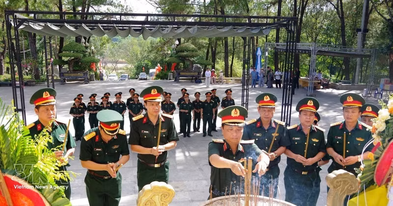 Vietnam intensifica actividades de gratitud a personas con méritos revolucionarios (Foto: VNA)