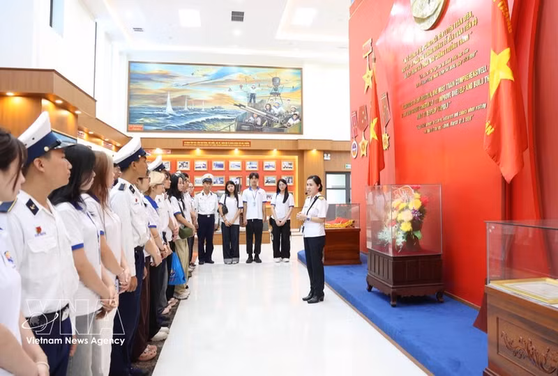 Las actividades experienciales en Khanh Hoa ayudan a los jóvenes vietnamitas residentes en el extranjero a comprender mejor la historia y las tradiciones de su país. (Foto: VNA)