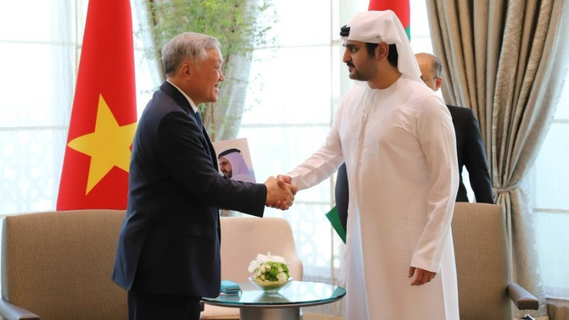 El viceprimer ministro permanente vietnamita Nguyen Hoa Binh sostiene conversaciones con el subjefe del Gobierno y titular de Finanzas de los Emiratos Árabes Unidos (EAU), Maktoum bin Mohammed bin Rashid Al Maktoum. (Foto: VGP)