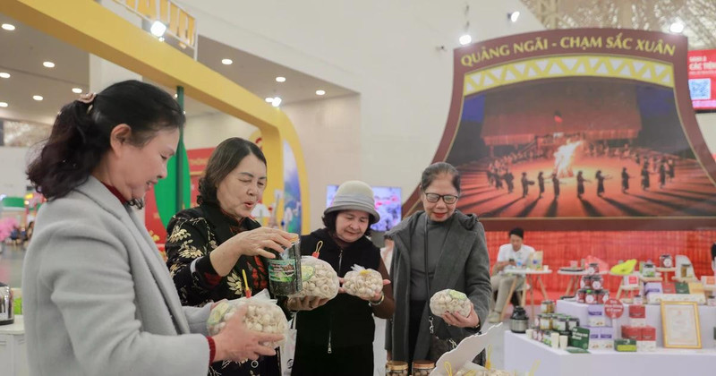 Visitantes a la Feria de Primavera (Fuente: VNA)