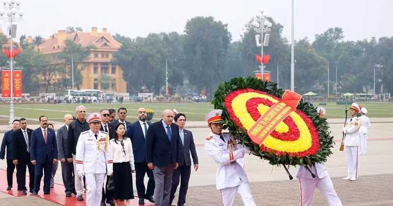 El presidente de la Cámara de Representantes de Jordania, Mazen Turki El Qadi, acompañado por una delegación de alto nivel, rinde homenaje al Presidente Ho Chi Minh en su Mausoleo (Fuente: VNA)