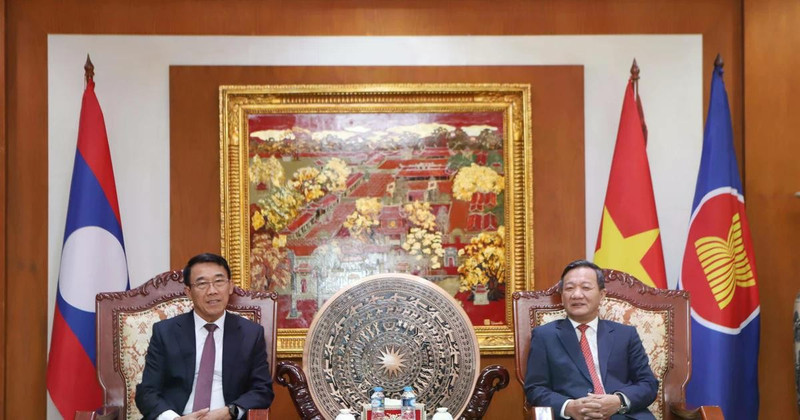 El embajador de Vietnam en Laos, Nguyen Minh Tam, recibe al miembro del Comité Central del Partido Popular Revolucionario de Laos (PPRL) y jefe de su Departamento de Relaciones Exteriores, Bounleua Phandanouvong. (Foto: VNA)