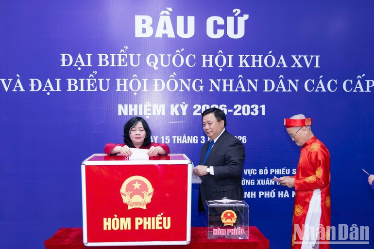 La presidenta del Frente de la Patria de Vietnam, Bui Thi Minh Hoai, emite su voto.