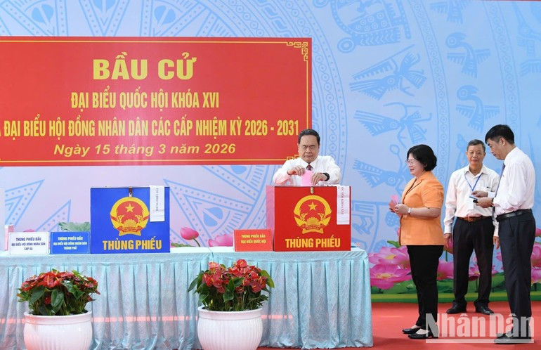 El presidente de la Asamblea Nacional de Vietnam, Tran Thanh Man, votan en el punto electoral no14, en la comuna de Hoc Mon, en Ciudad Ho Chi Minh.