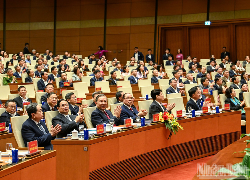 El secretario general To Lam, junto con dirigentes y exlíderes del Partido y del Estado, en la conferencia.