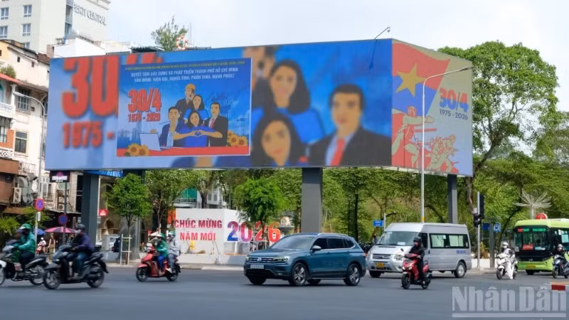 Ciudad Ho Chi Minh se llena de banderas, flores, pancartas y consignas para celebrar esta fecha histórica.