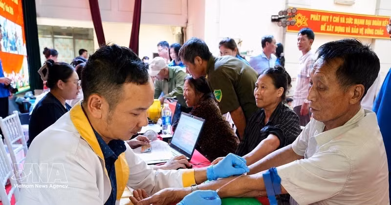 Personal médico recolecta muestras de ADN de familiares de los soldados caídos en la comuna de Yen Lac, provincia de Phu Tho. (Foto: VNA)