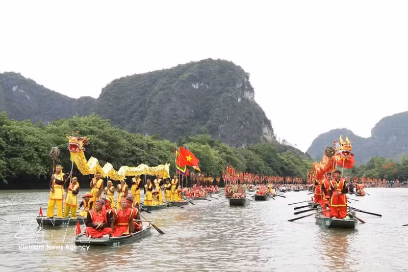 La singular procesión de botes dragón en el río durante el Festival de Trang An 2026. (Foto: VNA)
