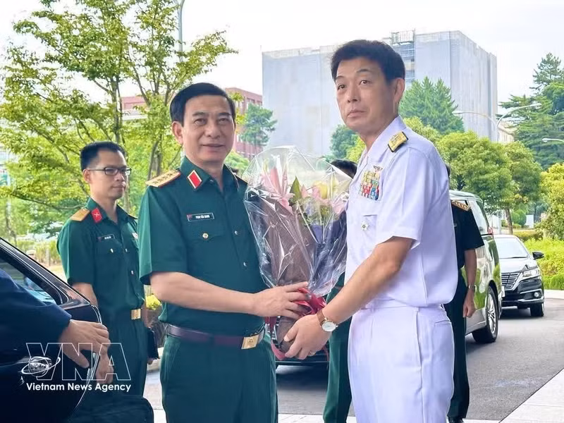 El general Phan Van Giang, miembro del Buró Político, viceprimer ministro y titular de Defensa vietnamita, visita la Escuela de Estado Mayor Conjunto de las Fuerzas de Autodefensa de Japón. (Fuente: VNA)