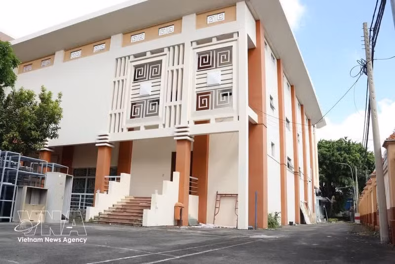La antigua sede del Comité Popular del Distrito de Tan Phu ha sido renovada y convertida en la escuela secundaria Thoai Ngoc Hau. (Foto: VNA)