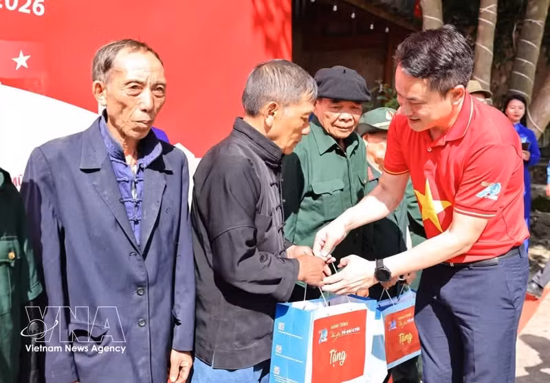 El secretario del Comité Central de la Unión de Jóvenes Comunistas Ho Chi Minh (UJCHCM) y vicepresidente permanente del Comité Central de la FJV, Nguyen Kim Quy, entrega obsequios a veteranos de guerra. (Foto: VNA)