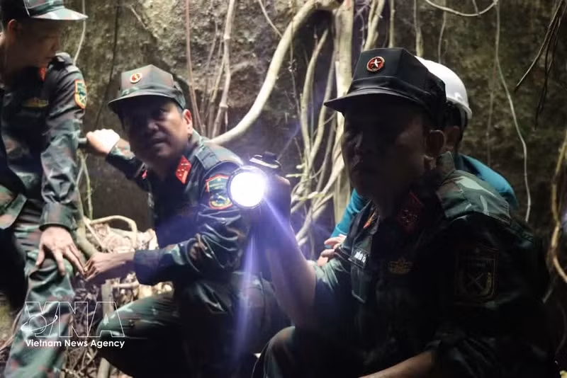 Oficiales del Comando Militar del municipio de Da Nang inspeccionan la zona de la cueva de Da Sap en la aldea de Lam Tay, comuna de Ha Nha, donde se han descubierto numerosas reliquias que se cree pertenecen a soldados caídos. (Foto: VNA)
