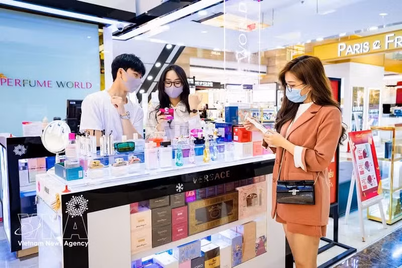 Los inversores de centros comerciales han integrado experiencias que van desde compras y entretenimiento hasta restaurantes y actividades recreativas para los clientes. (Foto: VNA)