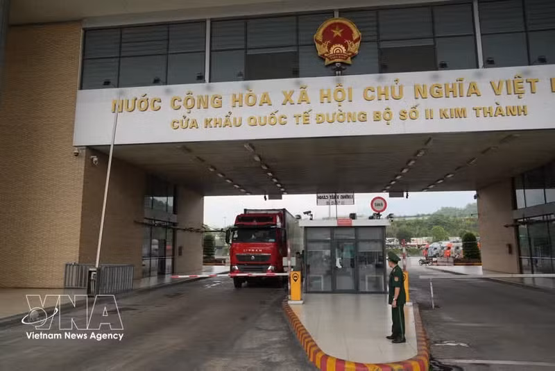 Camiones vietnamitas pasando el control de aduanas en el puesto fronterizo internacional de Lao Cai. (Foto: VNA)