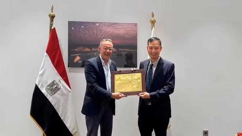 El embajador de Vietnam en Egipto, Nguyen Nam Duong, entrega un regalo al profesor y doctor Ahmed Ghoneim, director del Gran Museo Egipcio. 