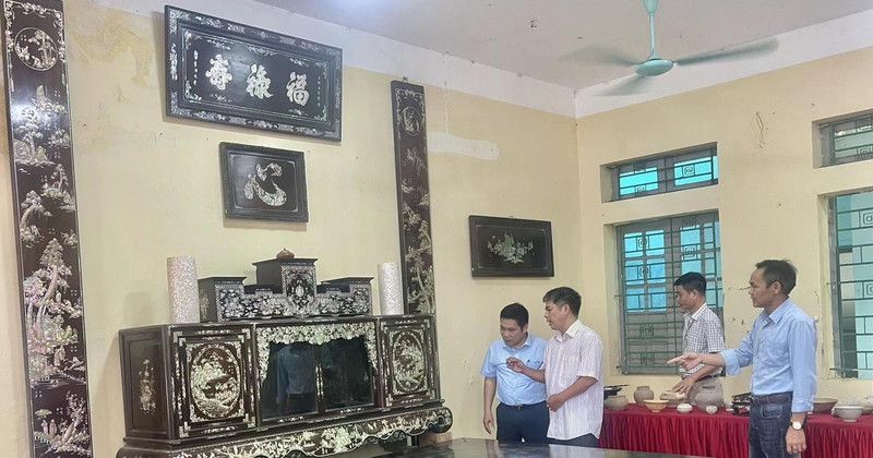 El artesano Vu Van Vinh, de la comuna de Chuyen My, presenta a los visitantes sus productos (Foto: VNA)