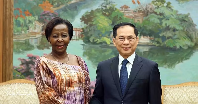 El viceprimer ministro de Vietnam, Bui Thanh Son, y la secretaria general de la Organización Internacional de la Francofonía (OIF), Louise Mushikiwabo (Fuente: VNA)